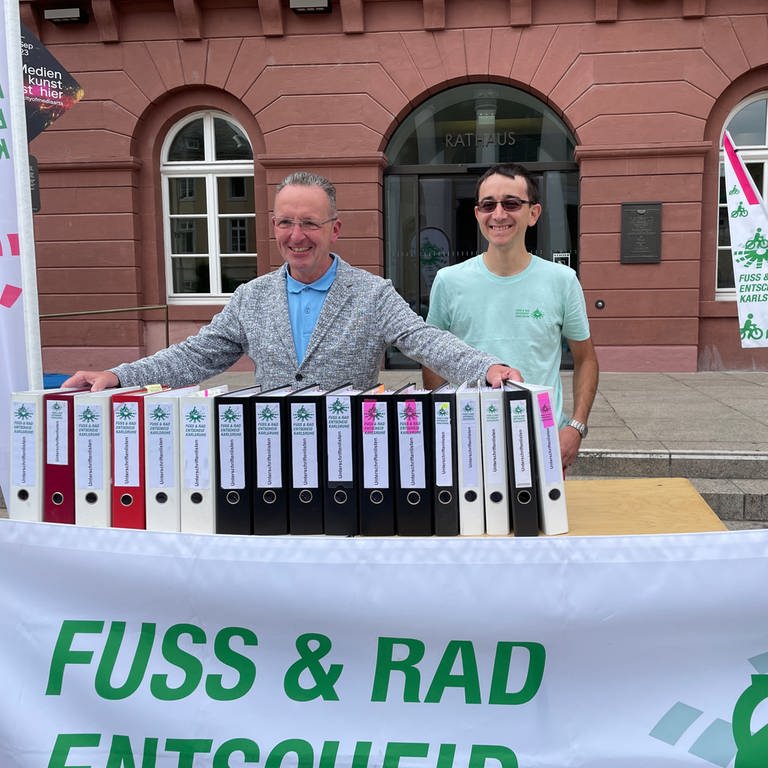Mehr Raum fürs Fahrrad: Der Gemeinderat in Karlsruhe muss sich mit der Forderungen eines Bürgerbegehrens auseinandersetzten. Es hat die benötigten Unterschriften an die Stadt Karlsruhe übergeben.  (Foto: SWR, Tabea Spengler)