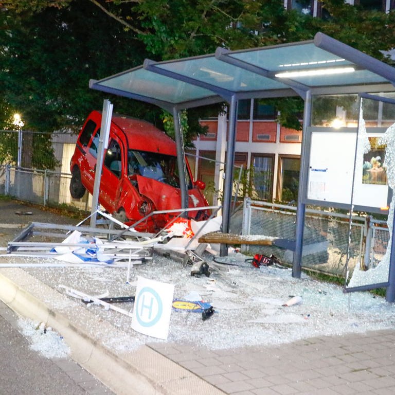 Auto kracht in Bushaltestelle in Pforzheim (Foto: Pressestelle, EinsatzReport 24 / Waldemar Gress)