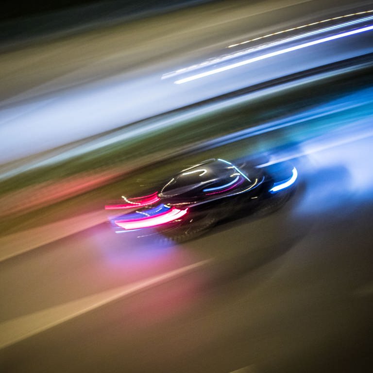 schnellfahrendes Auto auf Autobahn bei einer Verfolgungsjagd (Foto: dpa Bildfunk, Frank Rumpenhorst)