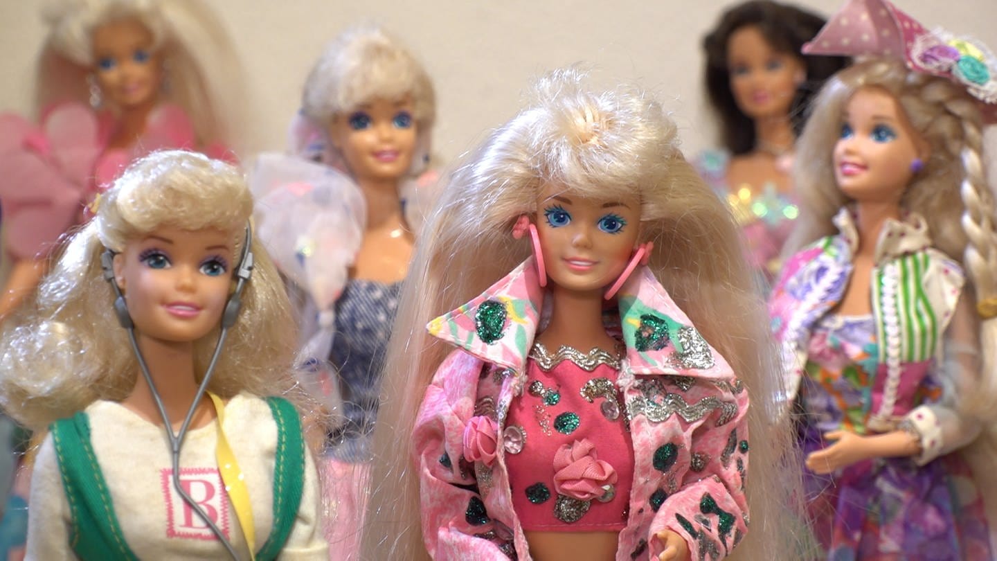 Barbies, blond, mit verschiedenen Kleidern bei Barbie Ausstellung im Schloss Bruchsal (Foto: SWR)