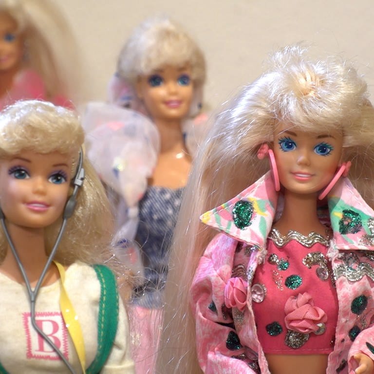 Barbies, blond, mit verschiedenen Kleidern bei Barbie Ausstellung im Schloss Bruchsal (Foto: SWR)