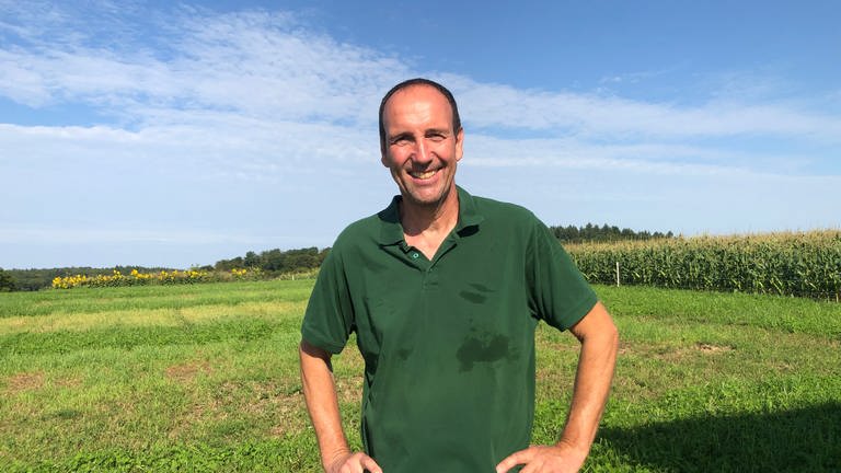 "Landwirt für ein Jahr": Landwirt Martin Ehrismann aus dem Enzkreis lässt Unerfahrene bei seiner Arbeit reinschnuppern. Sie dürfen sogar einen Traktor selbst fahren.