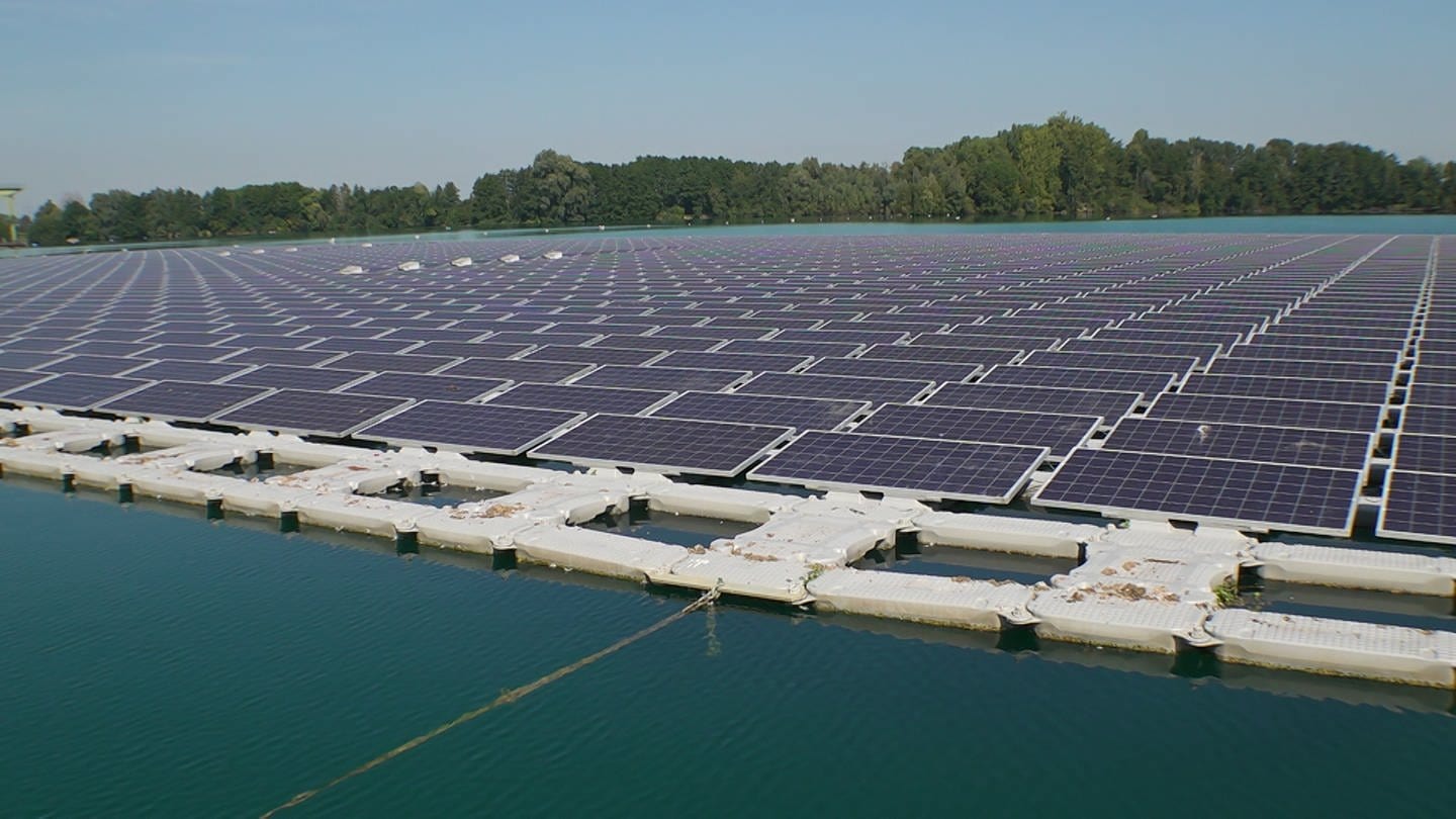 Anlage für Photovoltaik schwimmt auf Bojen in einem See in Rechnen bei Achern. (Foto: SWR, SWR/Wolfgang Hörter)