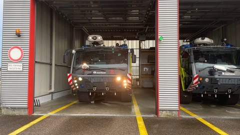 Blick auf die Panther-Löschfahrzeuge der Feuerwehr am Flughafen KarlsruheBaden-Baden (Foto: SWR, Jan Dominiak)
