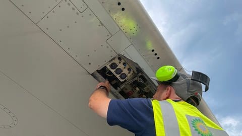 Flugzeug wird auf dem Flughafen KarlsruheBaden-Baden betankt. Die Aufgabe wird der Feuerwehr durch zwei neue Mitarbeiter abgenommen. (Foto: SWR, Jan Dominiak)