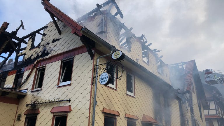 Eine ehemalige Gaststätte ist nach einem Brand in Gernsbach zerstört worden.