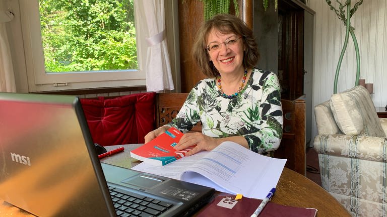 Abitur mit 57? Stadträtin Jacqueline Roos aus Pforzheim hat ihren Abschluss erfolgreich nachgeholt (Foto: SWR)