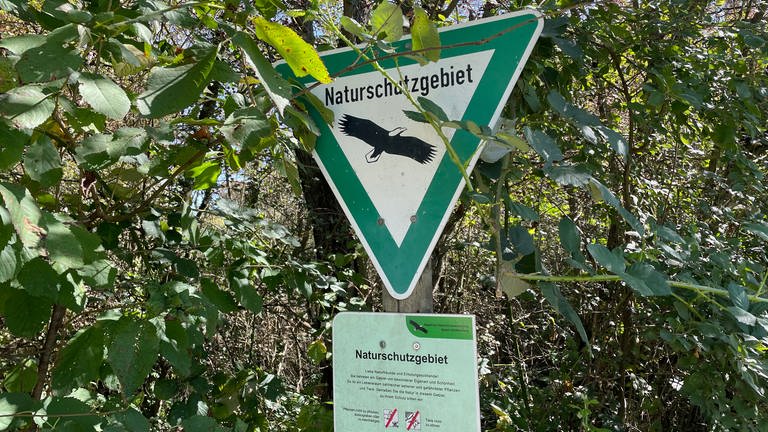 Ein Schild, das auf das Naturschutzgebiet in Rastatt hinweist