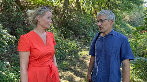 BW-Umweltministerin Thekla Walker unterhält sich mit Christian Damm (KIT) über das Niedermoor in Rastatt. (Foto: SWR, Patrick Neumann)