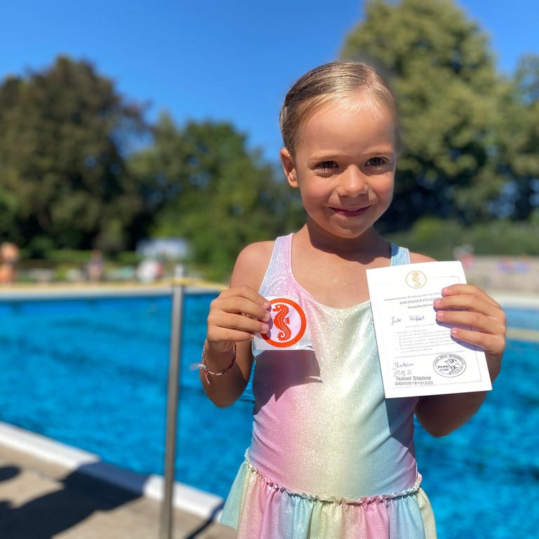 Schwimmkurs für Kinder im Wartbergbad in Pforzheim - Jule Raffael mit frisch erworbenem Seepferdchen-Abzeichen