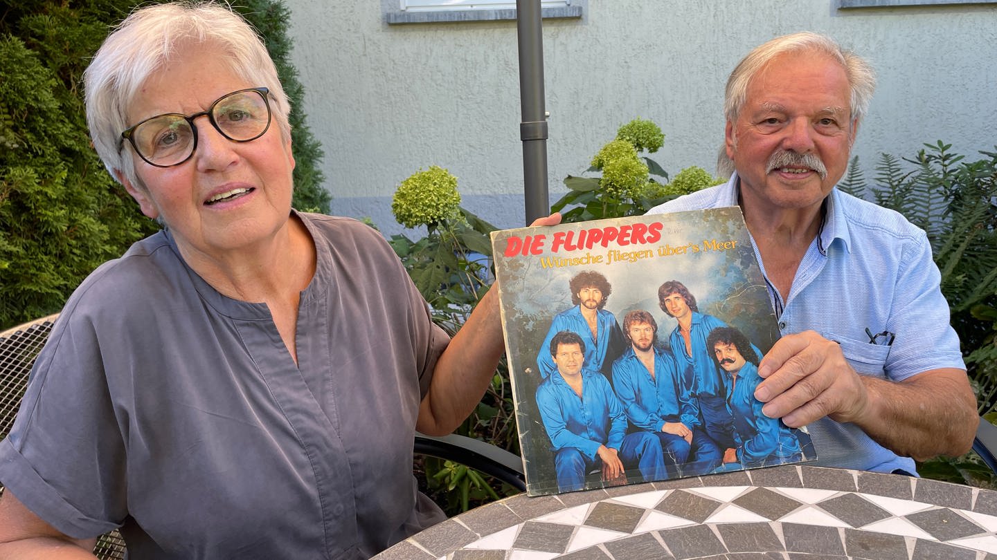Sigrid Ritter aus Maulbronn ist ehemalige Texterin der Flippers, sie zeigt eine Platter der Flippers in die Kamera (Foto: SWR, Teo Jägersberg)