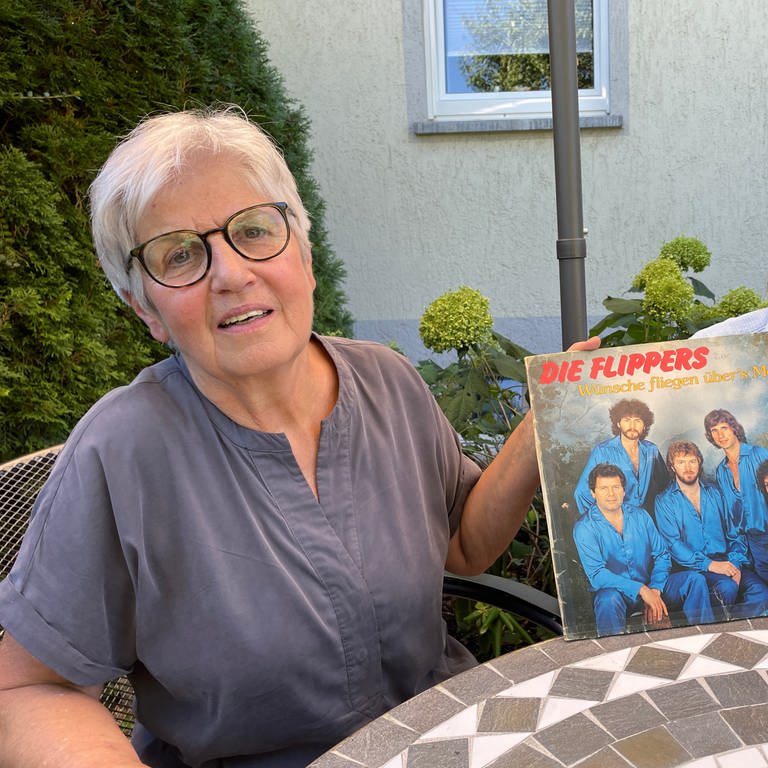 Sigrid Ritter aus Maulbronn ist ehemalige Texterin der Flippers, sie zeigt eine Platter der Flippers in die Kamera (Foto: SWR, Teo Jägersberg)