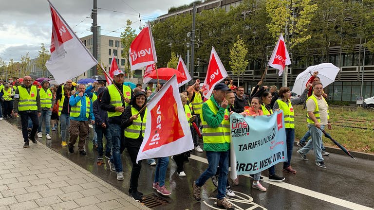Streikende bei einem Protestmarsch in Karlsruhe