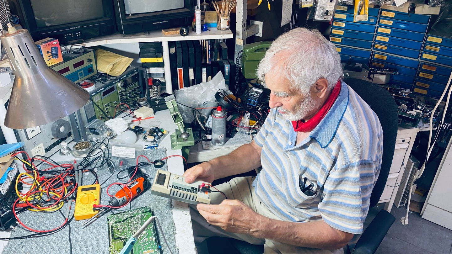 Der Fernsehtechniker Detlev Blaßmann aus Karlsruhe ist 80 und repariert seit über 60 Jahren alles was einen Stecker hat (Foto: SWR, Foto: Johannes Stier)