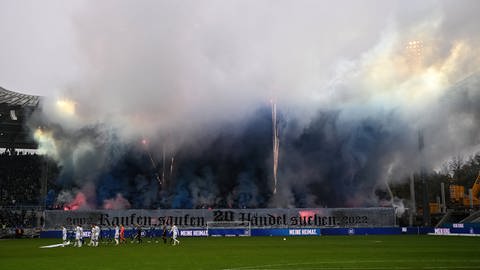 Pyro im Wildparkstadion Karlsruhe; KSC - St. Pauli (Foto: IMAGO, Jan Huebner)