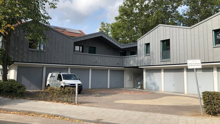Auf den Dächern von Garagen in Karlsruhe sind Wohnungen gebaut
