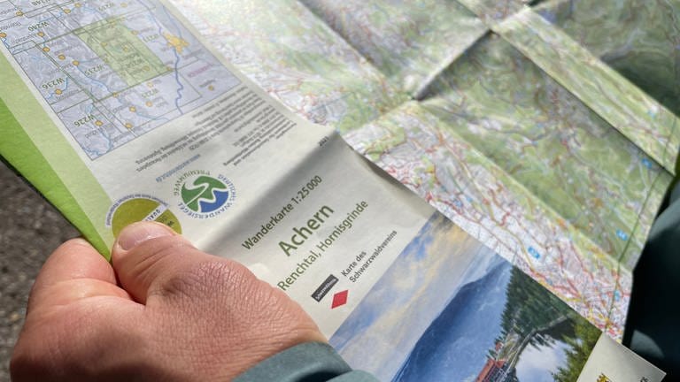 Eine Karte weist die Wanderwege rund um Achern und im Schwarzwald aus. Sie sollte beim Wandern immer mit im Gepäck sein.
