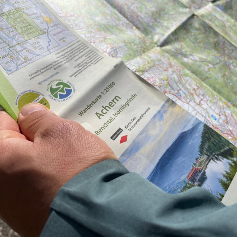 Eine Karte weist die Wanderwege rund um Achern und im Schwarzwald aus. Sie sollte beim Wandern immer mit im Gepäck sein.