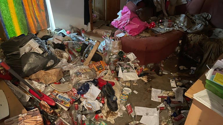 Blick in die Messie-Wohnung in Bretten: Im Zimmer stapelt sich der Abfall. (Foto: SWR, Teo Jägersberg)