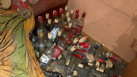 Alkoholflaschen liegen überall in einer Messie-Wohnung in Bretten (Foto: SWR, Teo Jägersberg)