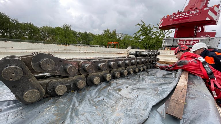 Schleuse Iffezheim am Rhein: Tonnenschwere Kette aus der Schleusenkammer liegt auf einem Lkw