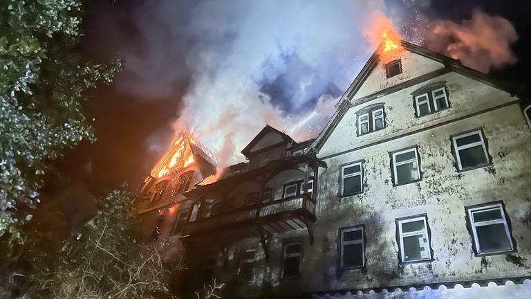 Brand in der ehemaligen Klinik in Schömberg im Landkreis Calw