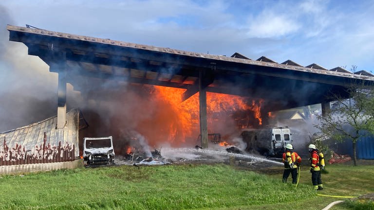 Zwei Lagerhallen sind am Dienstag in Keltern-Weiler in Brand geraten
