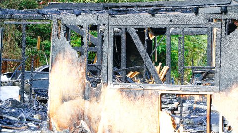 Ein Wohnwagen auf dem Campingplatz Rehmühle ist komplett ausgebrannt - es steht nur noch das Gerippe.