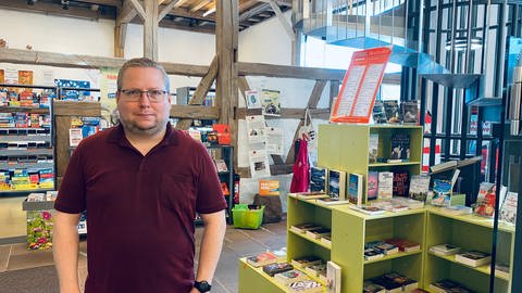 Jan Gehrer, Bibliothekar und stellvertretender Leiter der Stadtbibliothek Heimsheim im Enzkreis. Die Bücherei ist Bibliothek des Jahres in BW geworden. (Foto: SWR, Foto: Johannes Stier )