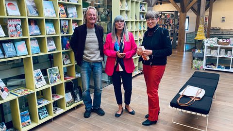 In der Mitte steht Tina Kühnle- Häcker, die Leiterin und treibende Kraft der Stadtbibliothek Heimsheim im Enzkreis. Die Bücherei ist Bibliothek des Jahres in BW geworden. (Foto: SWR, Foto: Johannes Stier )