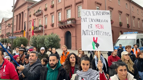 Pro-palästinensische Kundgebung auf dem Karlsruher Marktplatz (Foto: SWR, Mathias Zurawski)