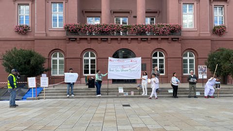 Zehn Menschen beteiligten sich Samstagnachmittag an einer Kundgebung gegen Krieg und für den Schutz der Zivilbevölkerung vor dem Karlsruher Rathaus (Foto: SWR)