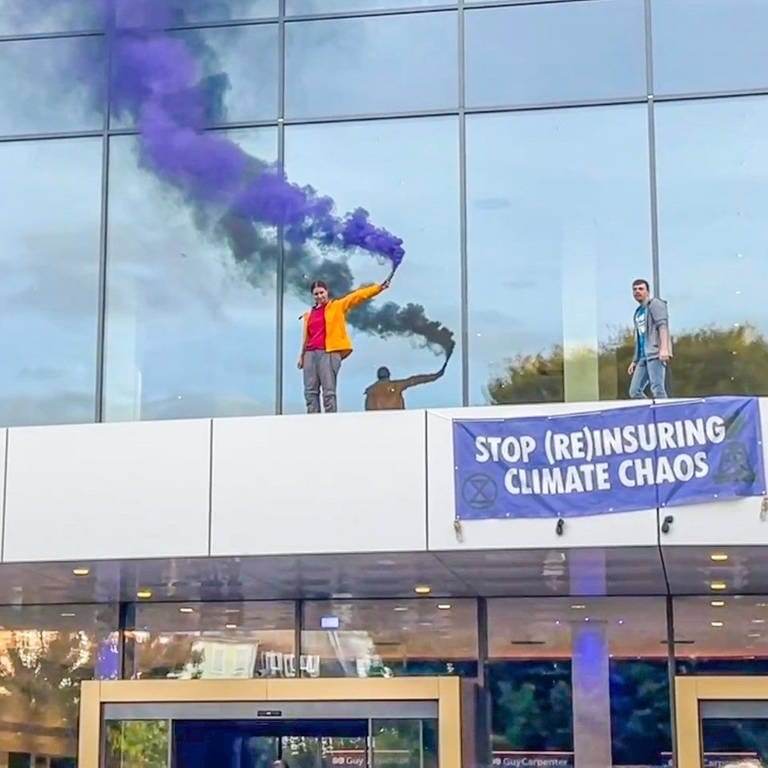 Klima-Aktivisten demonstrieren mit Bengalo-Fackeln auf dem Vordach des Baden-Badener Kongresshauses (Foto: Pressestelle, Henry Mungenast / EinsatzReport24)