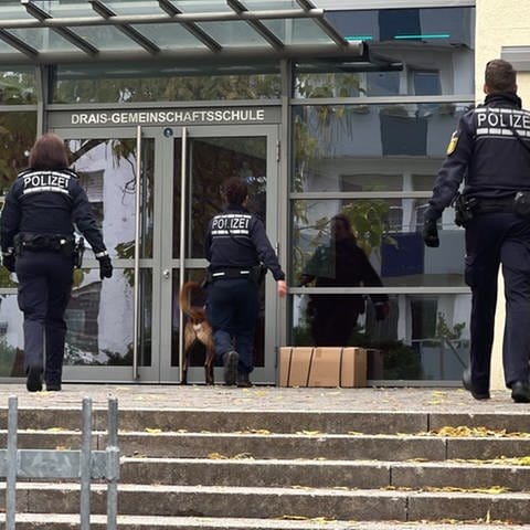 Die Polizei durchsucht die abgesperrte Drais-Gemeinschaftsschule in Karlsruhe. (Foto: SWR)