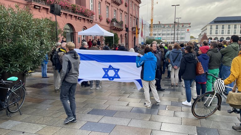 Auf dem Marktplatz in Karlsruhe haben sich mehrere hundert Menschen zu einer Mahnwache für die Opfer des Hamas-Terrors in Israel versammelt