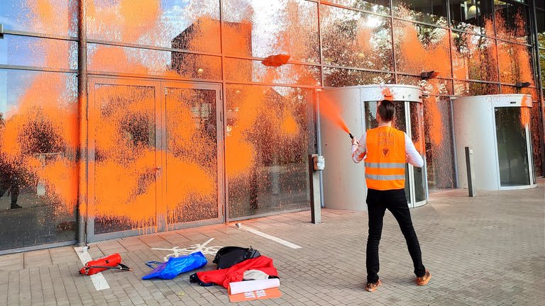 Aktivisten von der "Letzten generation" haben die Türe des Audimax am KIT mit orangener Farbe beschmiert (Foto: Thomas Riedel)