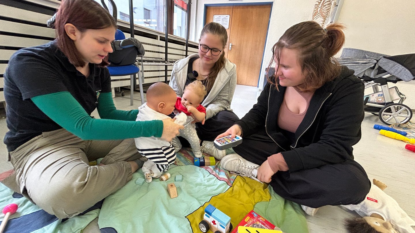 Melissa, Theresia und Laura lernen viel über Babys im Kurs 