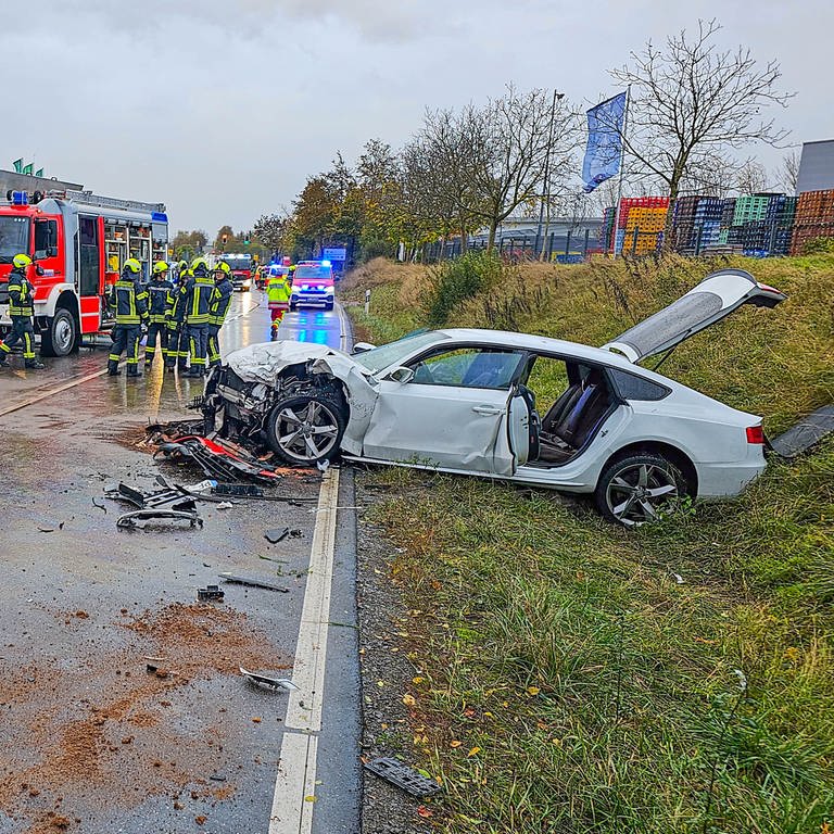 Zwei Unfallfahrzeuge auf der B35 bei Illingen