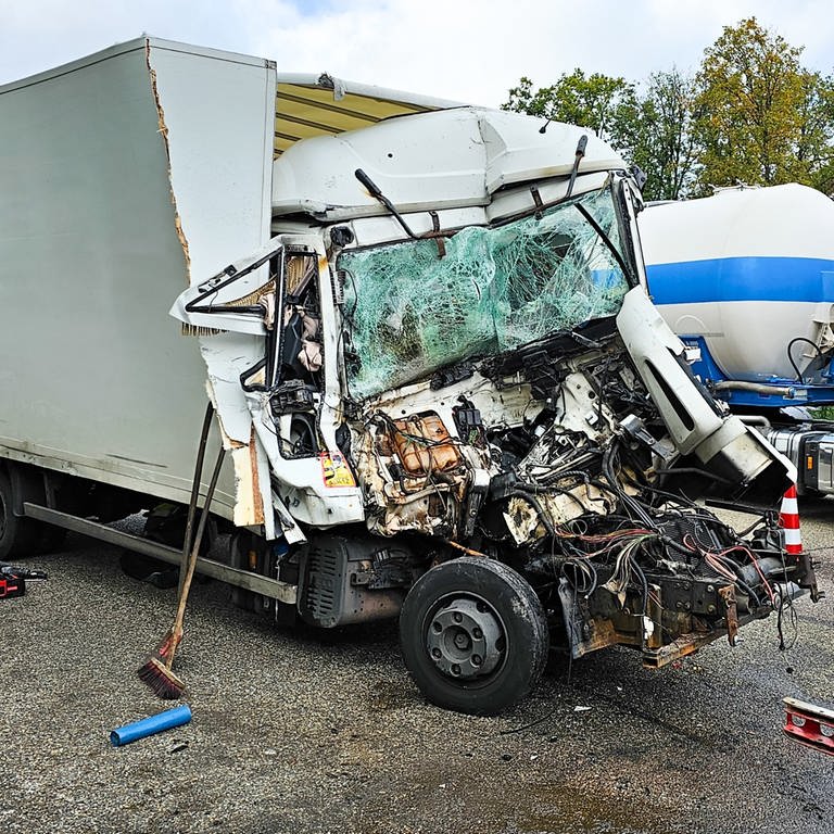 Auf der A8 bei Pforzheim hat es einen Unfall mit zwei beteiligten Lkw gegeben. (Foto: Waldemar Gress / EinsatzReport24)