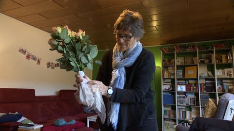 Eva Rüdiger ist es besonders wichtig, den Verstorbenen mit dem Weststadtchörle in Karlsruhe die letzte Ehre zu erweisen - mit allem, was dazu gehört. (Foto: SWR, SWR/ Laura Bisch)
