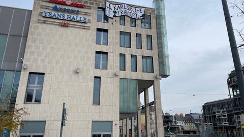 Banner mit der Aufschrift "Karlsruhe trauert" - es geht um die Fällung von 50 Platanen (Foto: SWR, SWR/ Teo Jägersberg)
