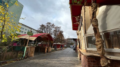 Im Blumenhof findet dieses Jahr wieder der Mittelaltermarkt Pforzheim zeitgleich mit dem Weihnachtsmarkt statt. Die Schausteller sind momentan beim Aufbau. (Foto: SWR, Mirka Tiede)