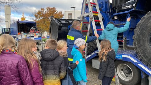 Beim Katastrophenschutztag in Malsch im Landkreis Karlsruhe konnten sich Kinder einen Bagger des THW anschauen. (Foto: SWR)