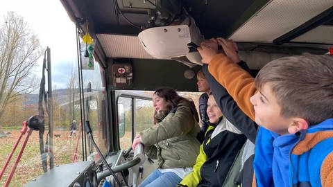 Kinder sitzen in der ersten Reihe eines Einsatzfahrzeuges. Beim Katastrophenschutztag in Malsch im Kreis Karlsruhe stellten Hilfsorganisationen sich und ihre Arbeit vor. (Foto: SWR)