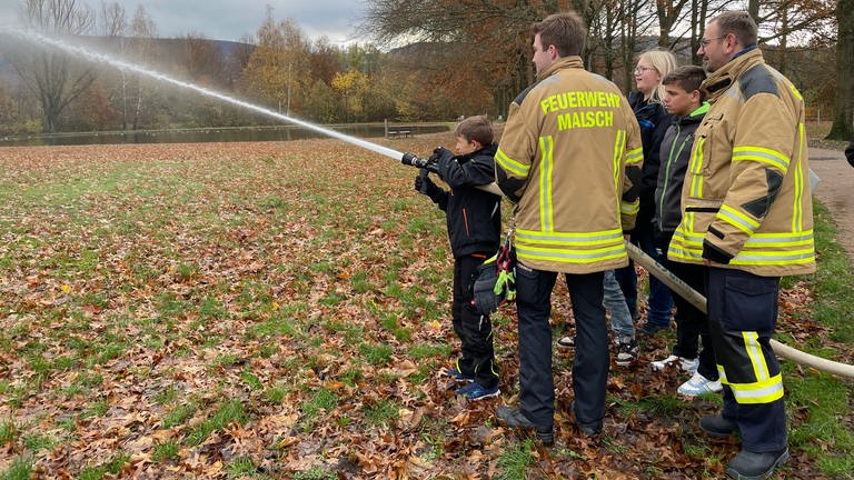 Beim Katastrophenschutztag in Malsch (Kreis Karlsruhe) durften die Kinder selbst mal den Schlauch der Feuerwehr halten.  (Foto: SWR)