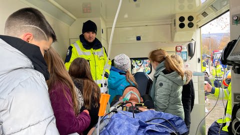 Beim Katastrophenschutztag in Malsch im Landkreis Karlsruhe konnten sich die Kinder einen Rettungswagen von innen anschauen.  (Foto: SWR)