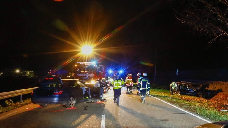 Vier Schwerverletzte bei Frontalzusammenstoß auf der B294 bei Neuenbürg. Ein Wagen steckt in der Böschung, ein anderer total zerstört im Frontbereich auf der Straße. Rettungskräfte im Scheinwerferlicht.