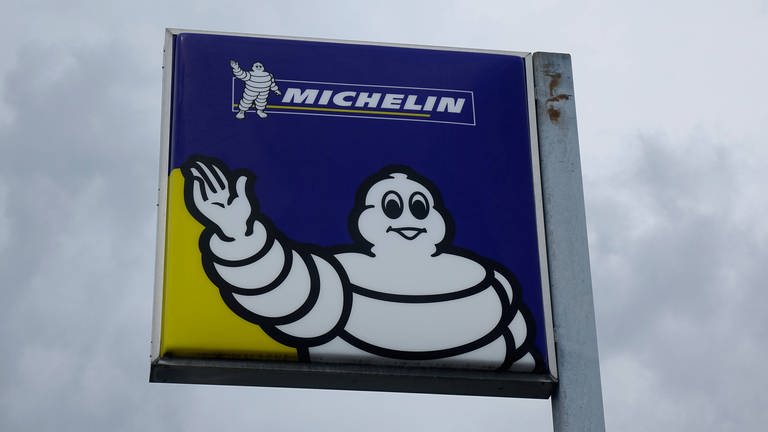 Reifenhersteller Michelin: Logo am Michelin-Werk in Karlsruhe (Foto: IMAGO, IMAGO / Steinach)