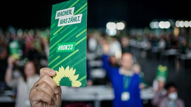 Delegierte stimmen beim Bundesparteitag der Grünen in Karlsruhe ab. 