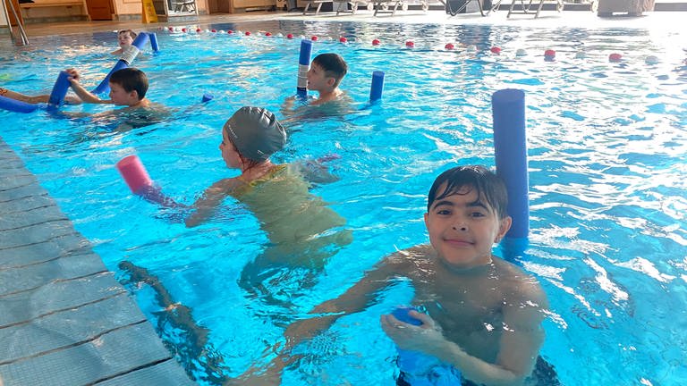 Drittklässler aus Unterreichenbach lernen im Hotelpool schwimmen